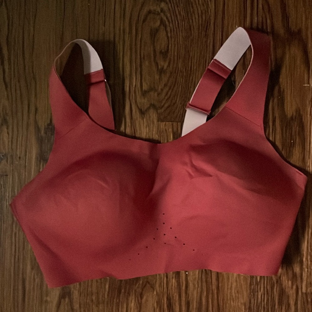 Brooks sports bra with padding. New, tried on but never worn. Adjustable 32c/d